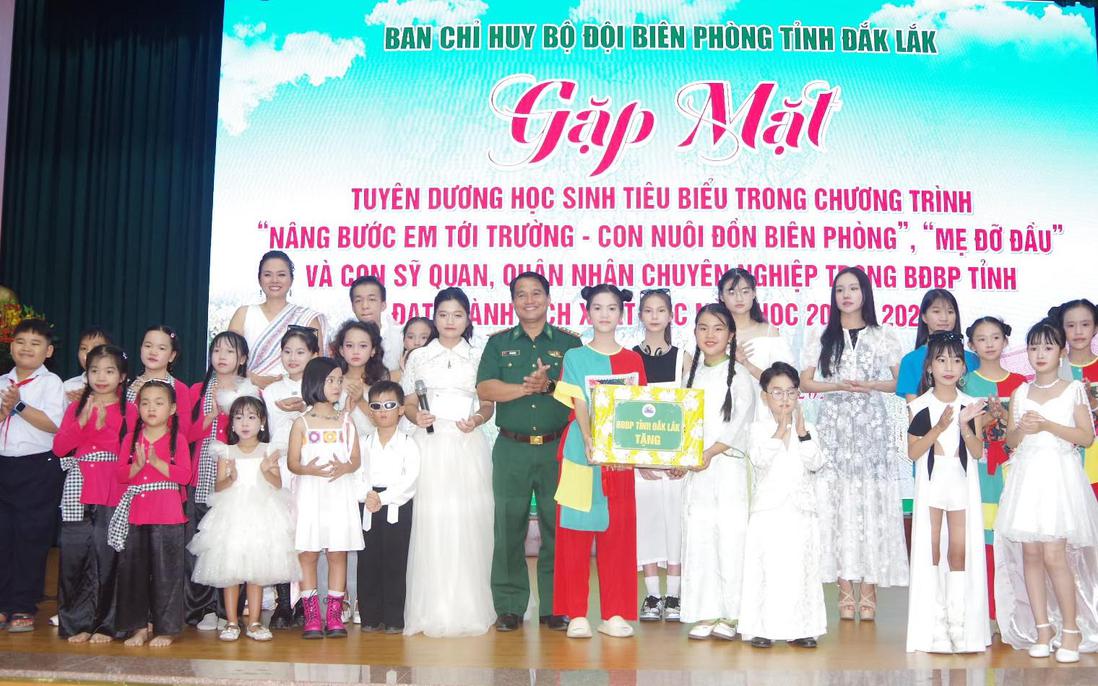 Đăk Lắk: Bộ đội Biên phòng khen thưởng 296 học sinh tiêu biểu trước thềm năm học mới