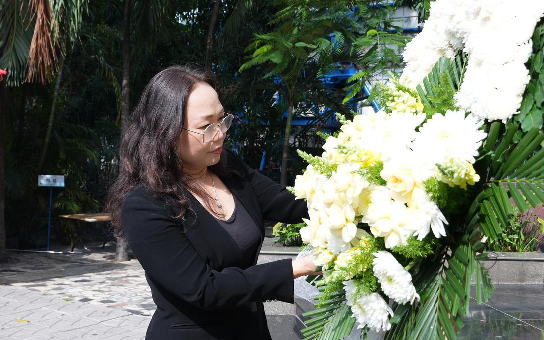 Giảng viên, học viên Học viện Chính trị Quốc gia Hồ Chí Minh dâng hương tưởng niệm các anh hùng liệt sĩ tại Công viên Lê Thị Riêng