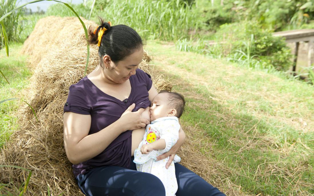 Nuôi con bằng sữa mẹ: Đừng để áp lực biến hành trình yêu thương thành gánh nặng