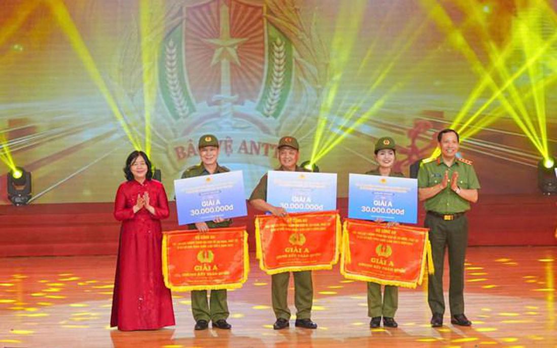 Chủ tịch Bùi Thị Minh Hoài trao giải cho lực lượng bảo vệ an ninh, trật tự ở cơ sở giỏi toàn quốc 2026