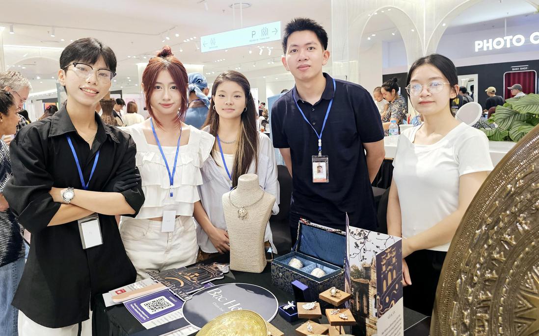 Người trẻ đưa nghề chạm bạc ra khỏi lũy tre làng