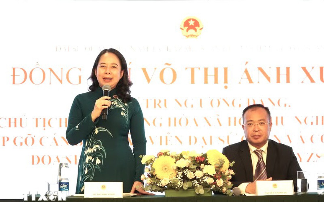 Phó Chủ tịch nước tiếp xúc song phương, gặp gỡ cộng đồng người Việt ở Bishkek