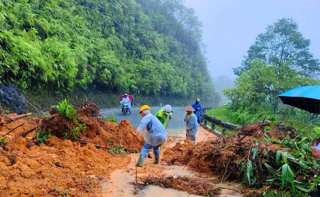 Huế: Mưa lớn gây sạt lở, tàu cá bị chìm