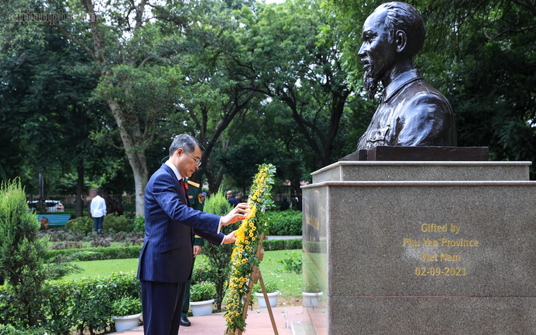 Thủ tướng Lê Minh Hưng dâng hoa tưởng niệm Chủ tịch Hồ Chí Minh tại New Delhi