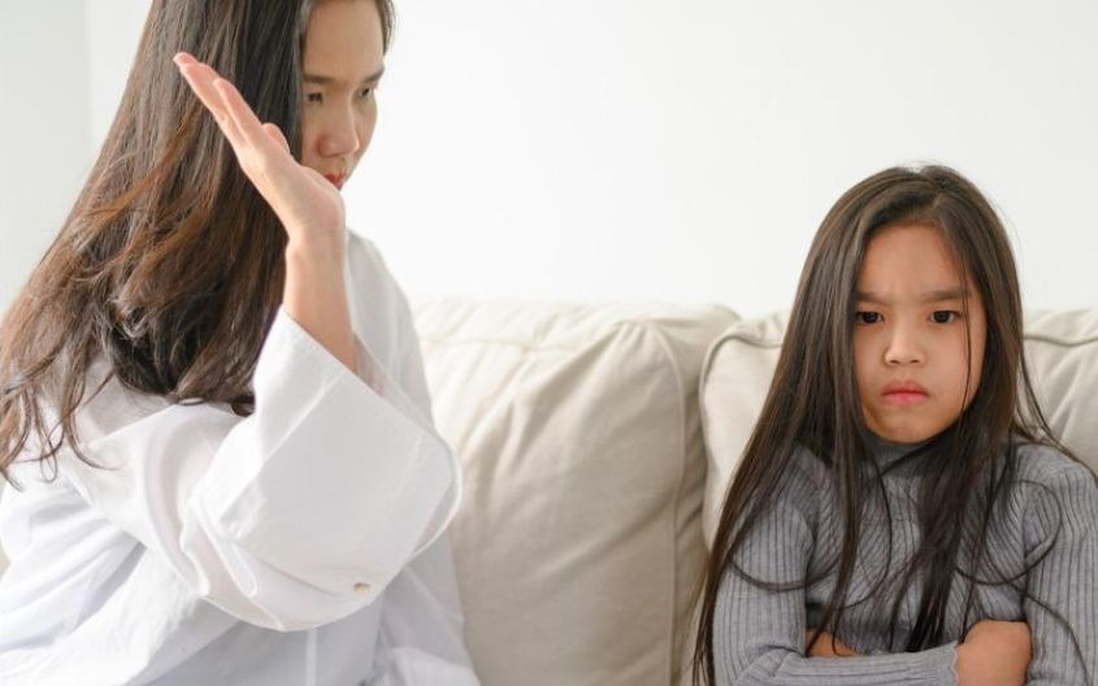 Trừng phạt con vì là “bản sao” của chồng cũ