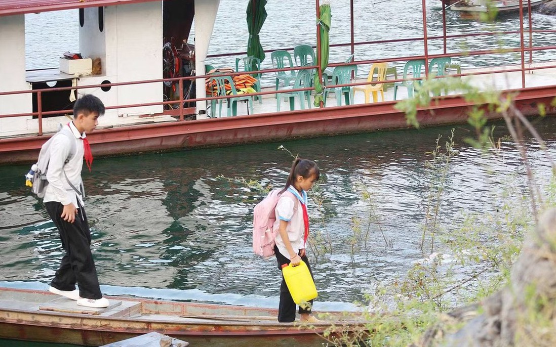 Không để học sinh phải nghỉ học, bỏ học vì điều kiện giao thông, đi lại khó khăn
