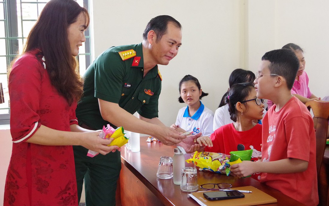 Bộ chỉ huy Quân sự tỉnh Quảng Trị tặng quà Trung thu cho học sinh trường giáo dục chuyên biệt