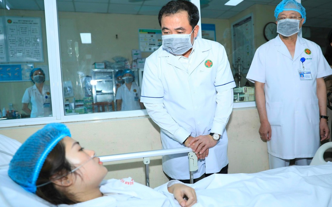 Bí thư Thành ủy Hà Nội Trần Đức Thắng thăm hỏi, động viên nạn nhân vụ cháy ở Tây Hồ