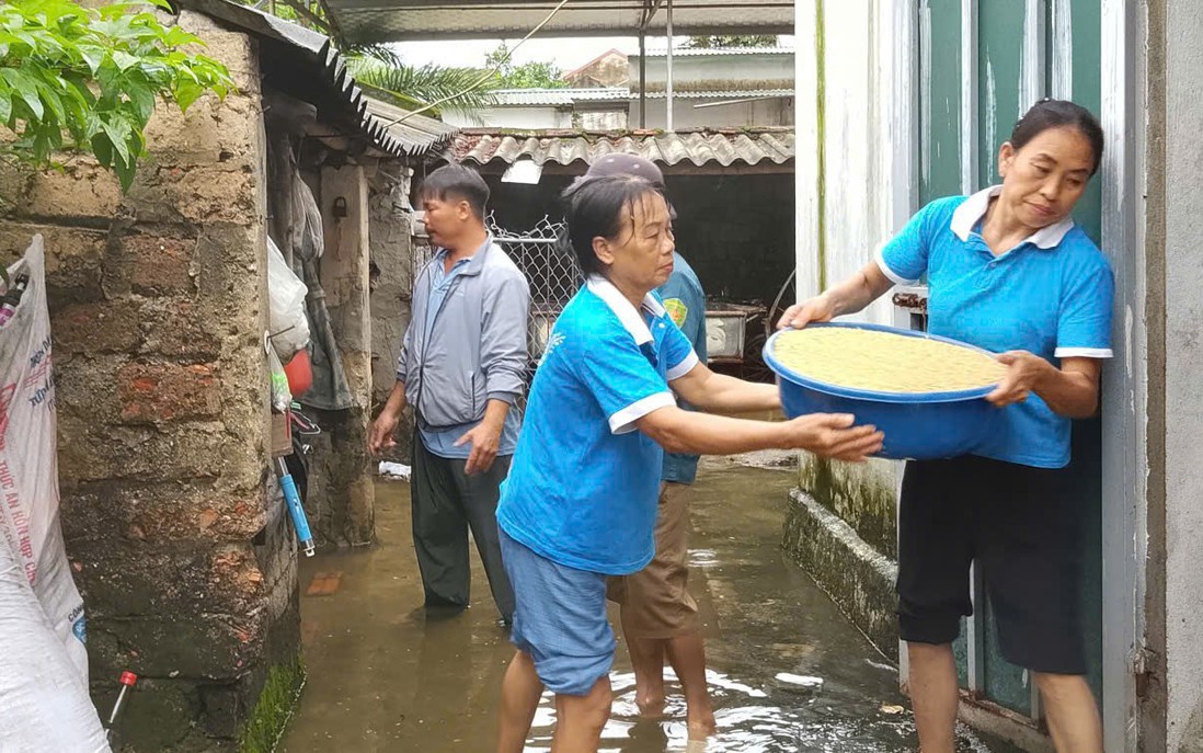 Hội LHPN các tỉnh miền Trung khẩn trương hỗ trợ người dân trong mưa lũ