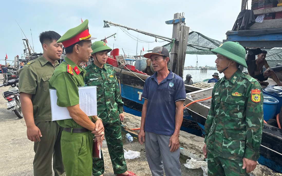 Công an TP Huế hướng dẫn chủ tàu thuyền, xà lan đưa phương tiện đến nơi tránh trú an toàn