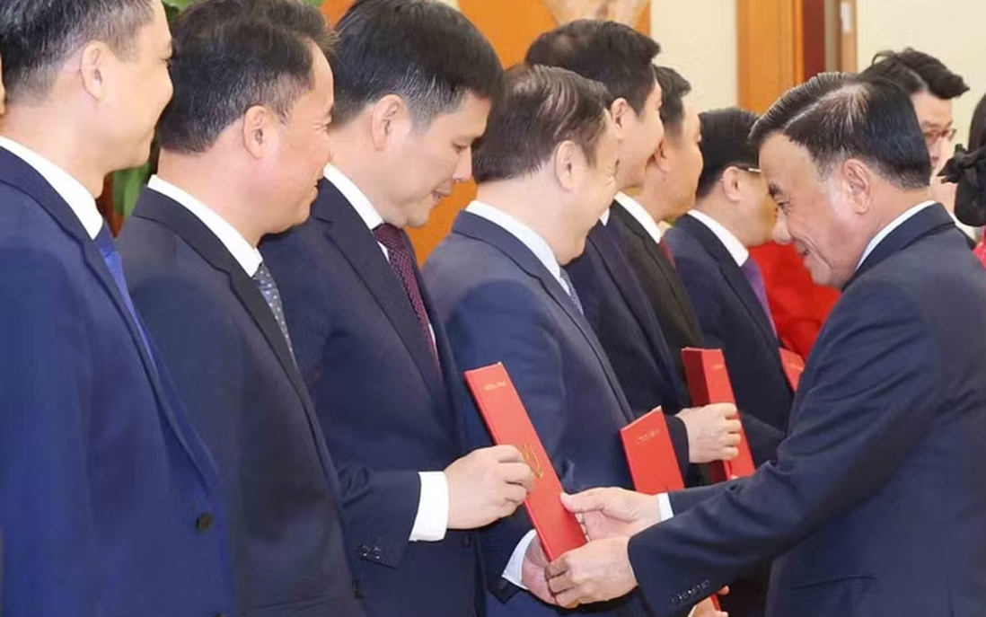 Hội nghị công bố 12 quyết định của Bộ Chính trị, Ban Bí thư về công tác cán bộ