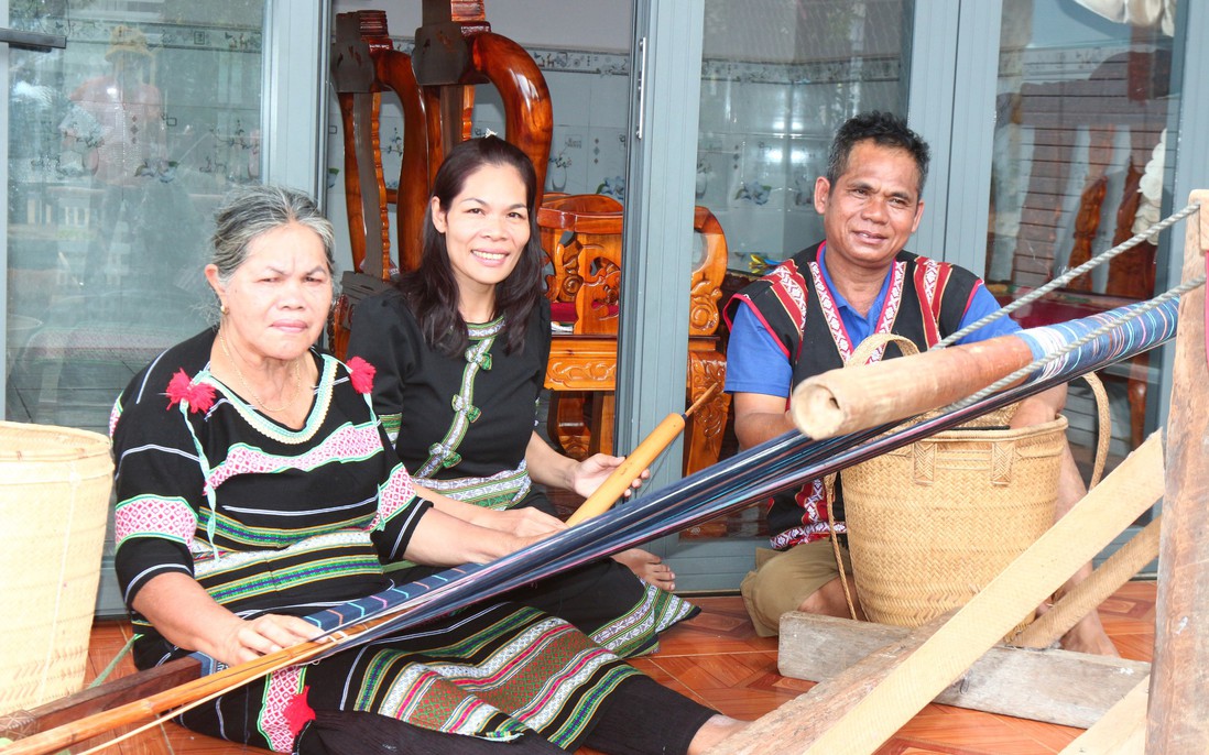 “Hồn cửi Đạ RLơm”: Từ kí ức bên hiên nhà đến "Căn cước số" cho thổ cẩm Cơ Ho