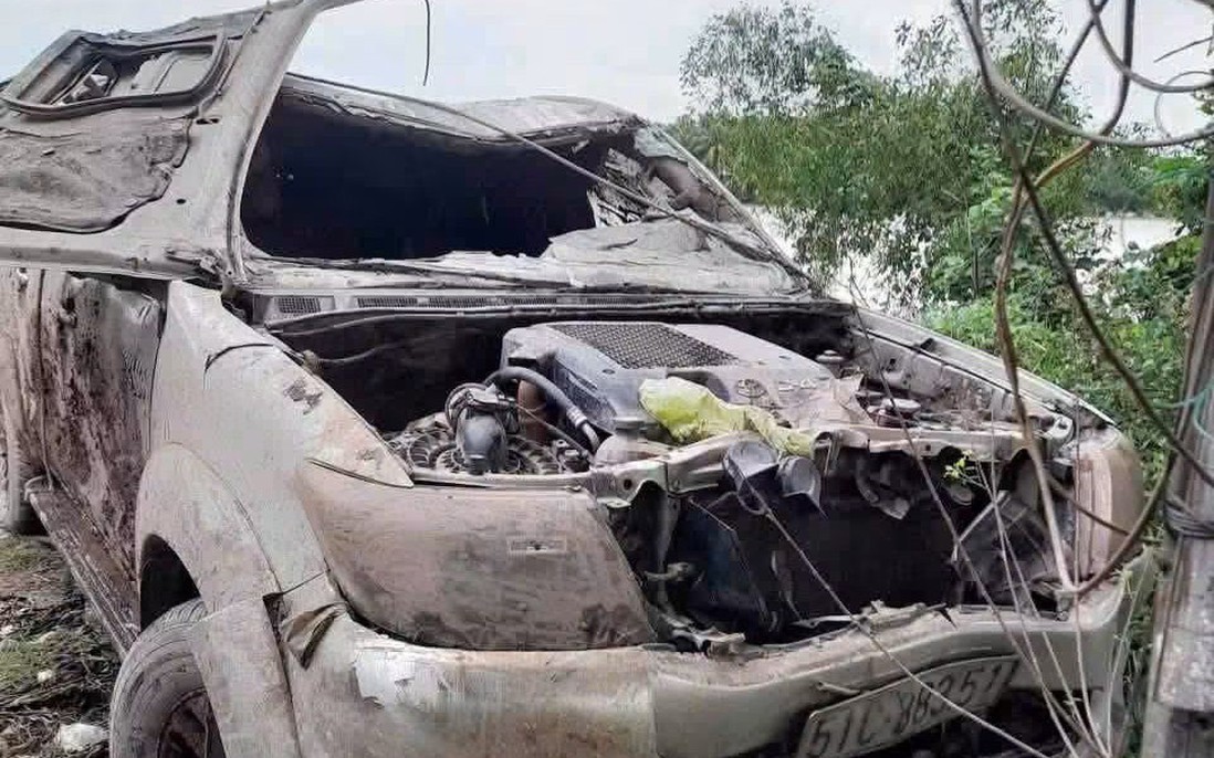 Phát hiện ô tô bán tải dưới lòng kênh, bên trong có bộ xương người