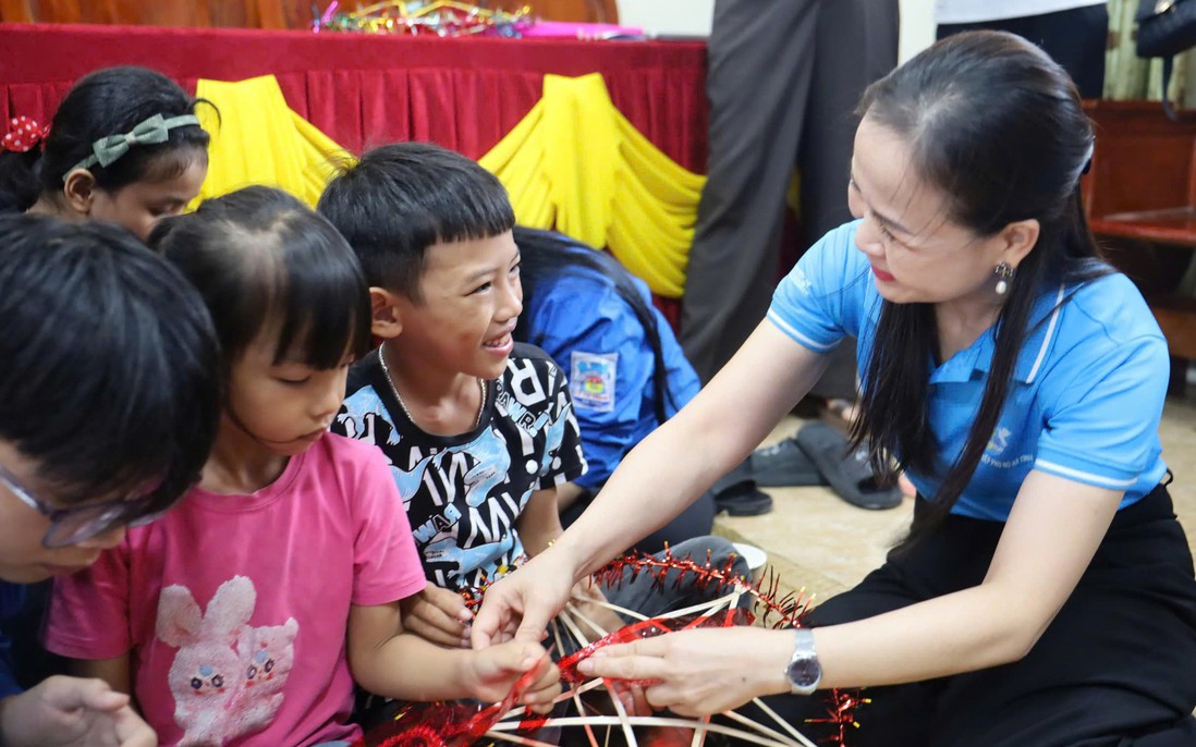 Phụ nữ Hà Tĩnh trao mùa trăng yêu thương cho 100 trẻ em khó khăn