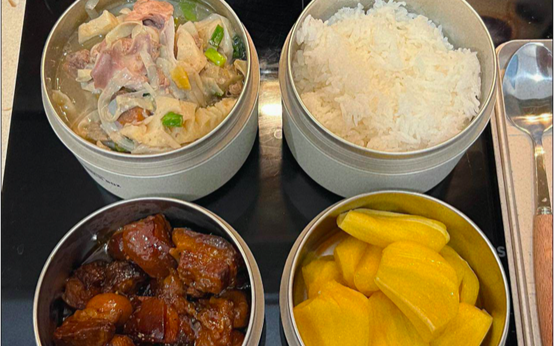 Chồng mang cơm trưa ăn cùng đồng nghiệp nữ
