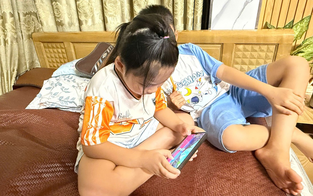 Mê thiết bị điện tử và "chiếc khuôn" định hình thế giới của trẻ