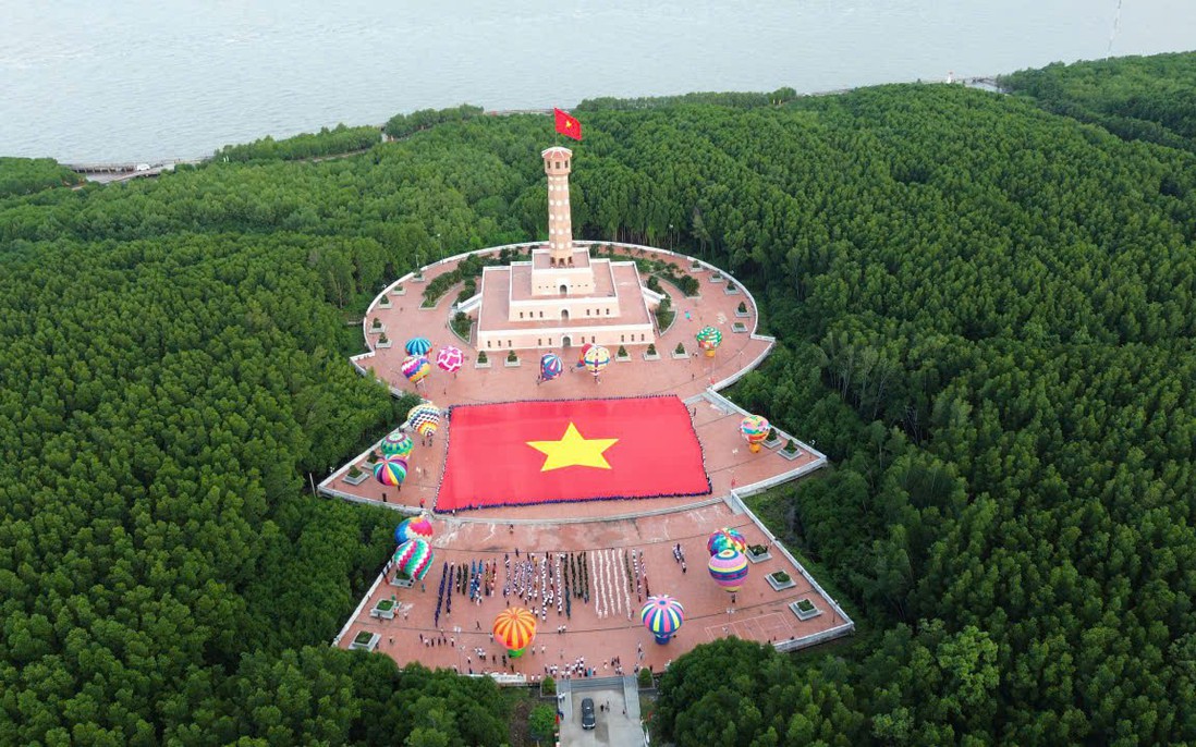 Lễ chào cờ đặc biệt tại cực Nam Tổ quốc - Mũi Cà Mau