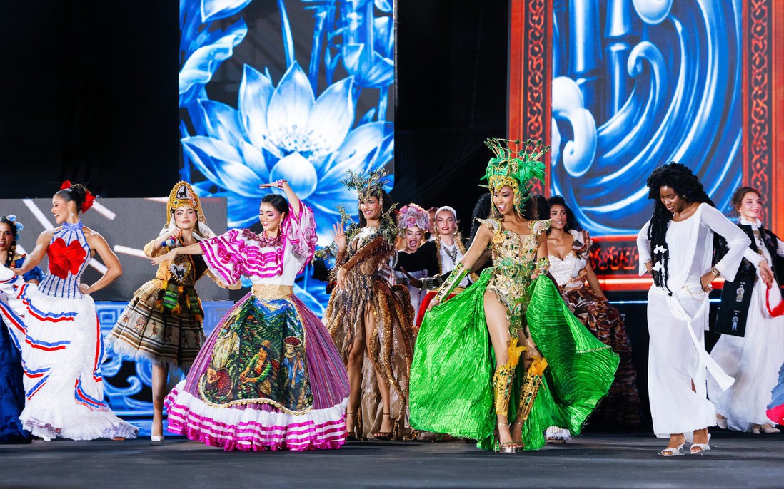 111 thí sinh Miss World 2026 rực rỡ trình diễn Dance of the World