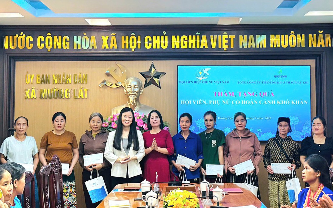 Phó Chủ tịch Hội LHPN Việt Nam Nguyễn Thị Thu Hiền tặng quà phụ nữ, trẻ em khó khăn ở Mường Lát