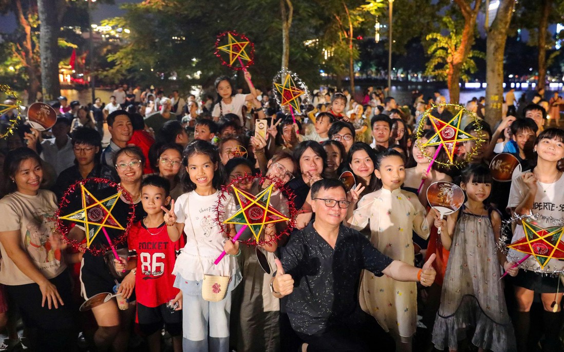 Show diễn "Tán đa" đầu tiên thu hút đông đảo công chúng trẻ tuổi