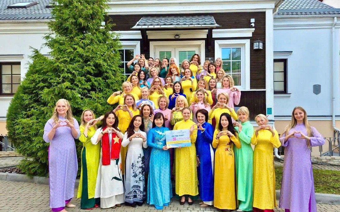 Hội LHPN TPHCM tặng áo dài cho phụ nữ Minsk (Belarus), lan toả nét đẹp văn hóa và tình hữu nghị
