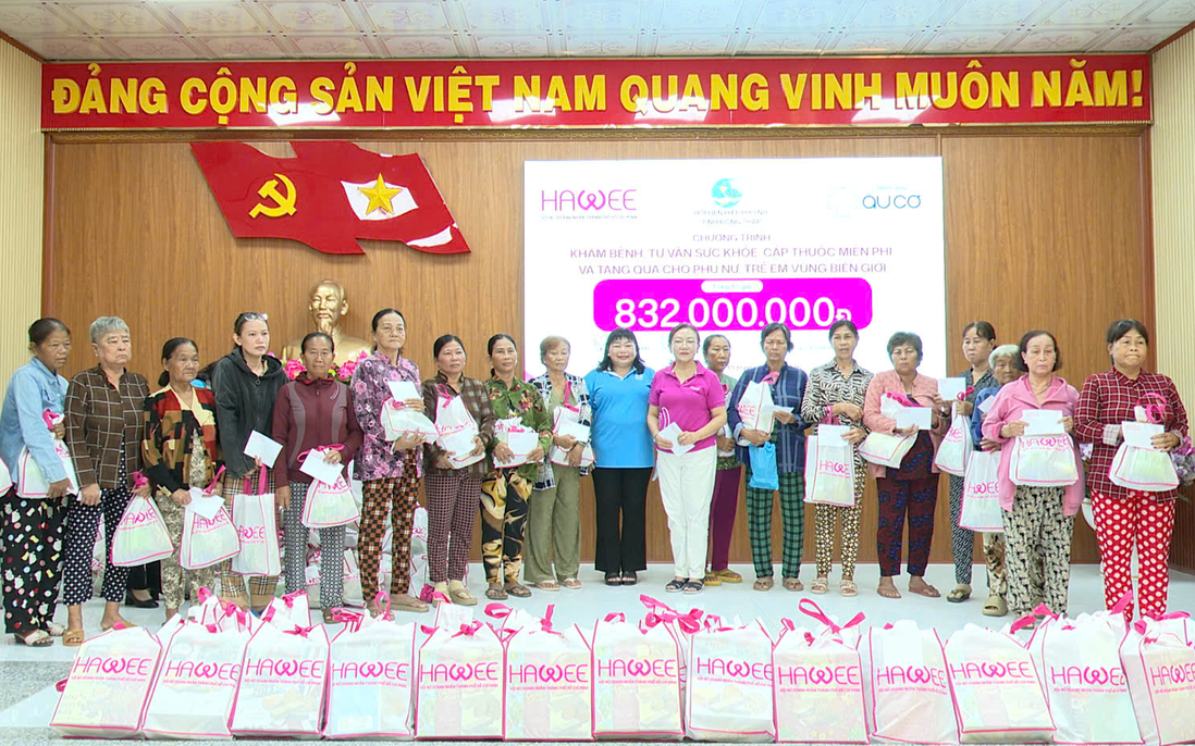 Khám bệnh và tặng quà cho 600 phụ nữ, trẻ em vùng biên giới tỉnh Đồng Tháp