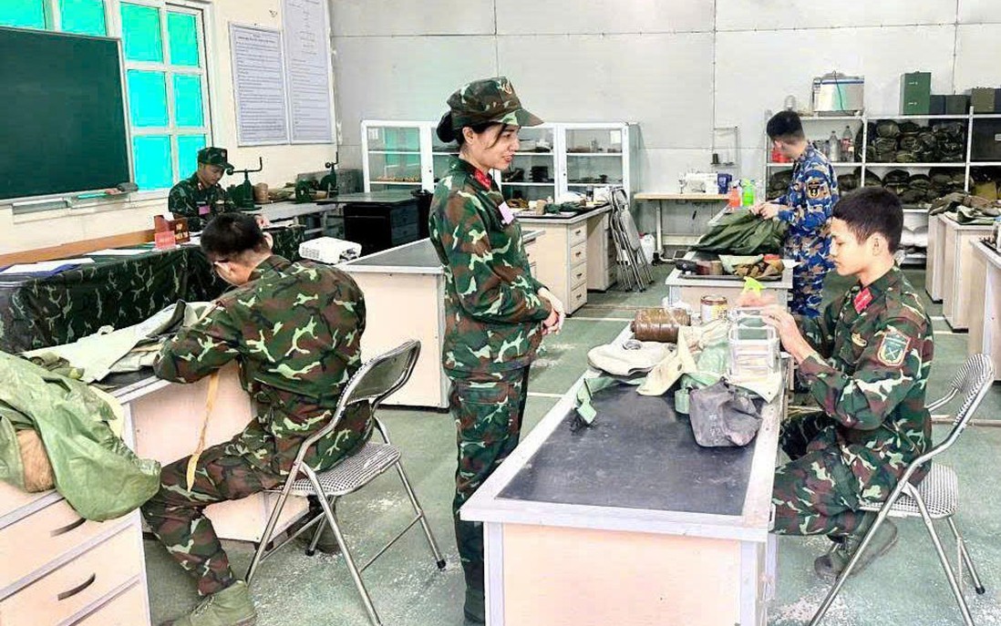 Nữ giảng viên Trường sĩ quan phòng hóa trí tuệ, bản lĩnh, tận tâm