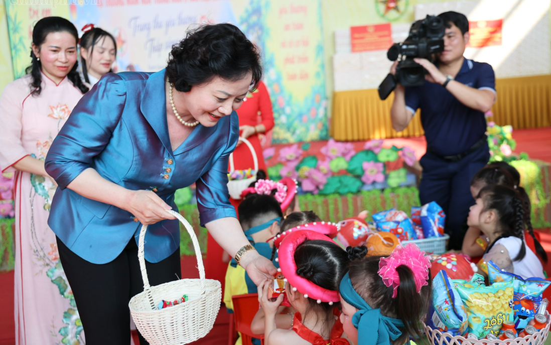 Phó Thủ tướng Phạm Thị Thanh Trà vui Tết Trung thu cùng trẻ em Tuyên Quang