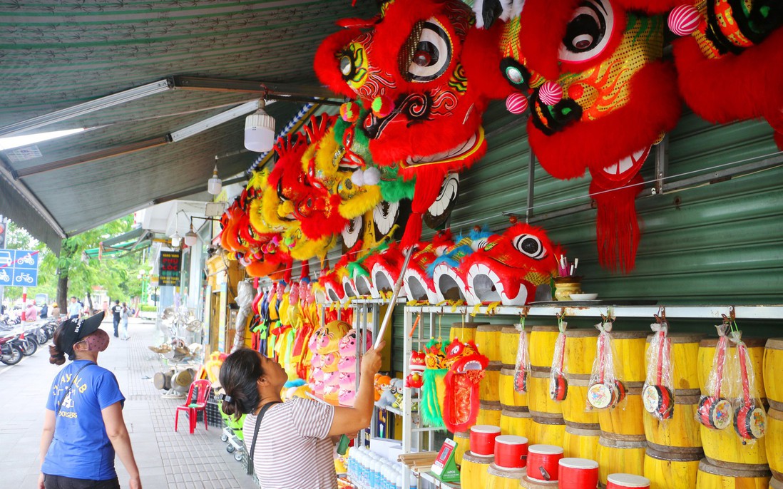 Rực rỡ sắc màu "phố đầu lân" lâu đời nhất xứ Huế