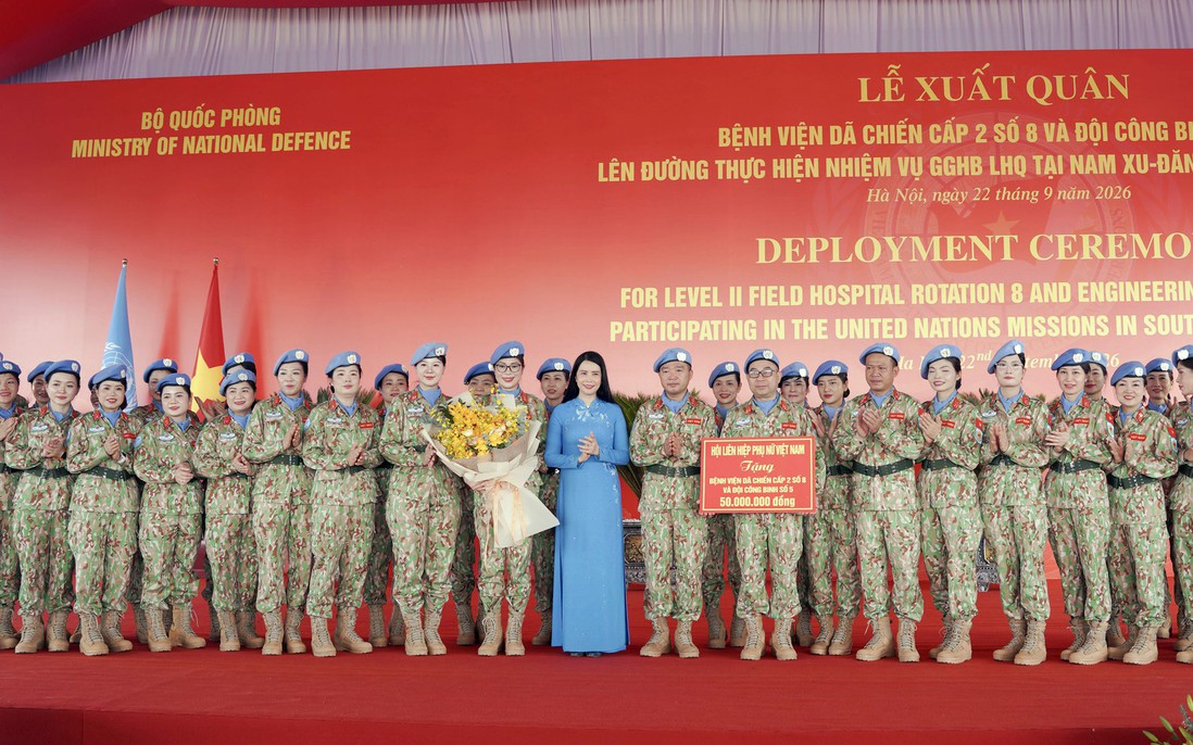 Hội LHPN Việt Nam trao 50 triệu đồng động viên lực lượng mũ nồi xanh lên đường làm nhiệm vụ