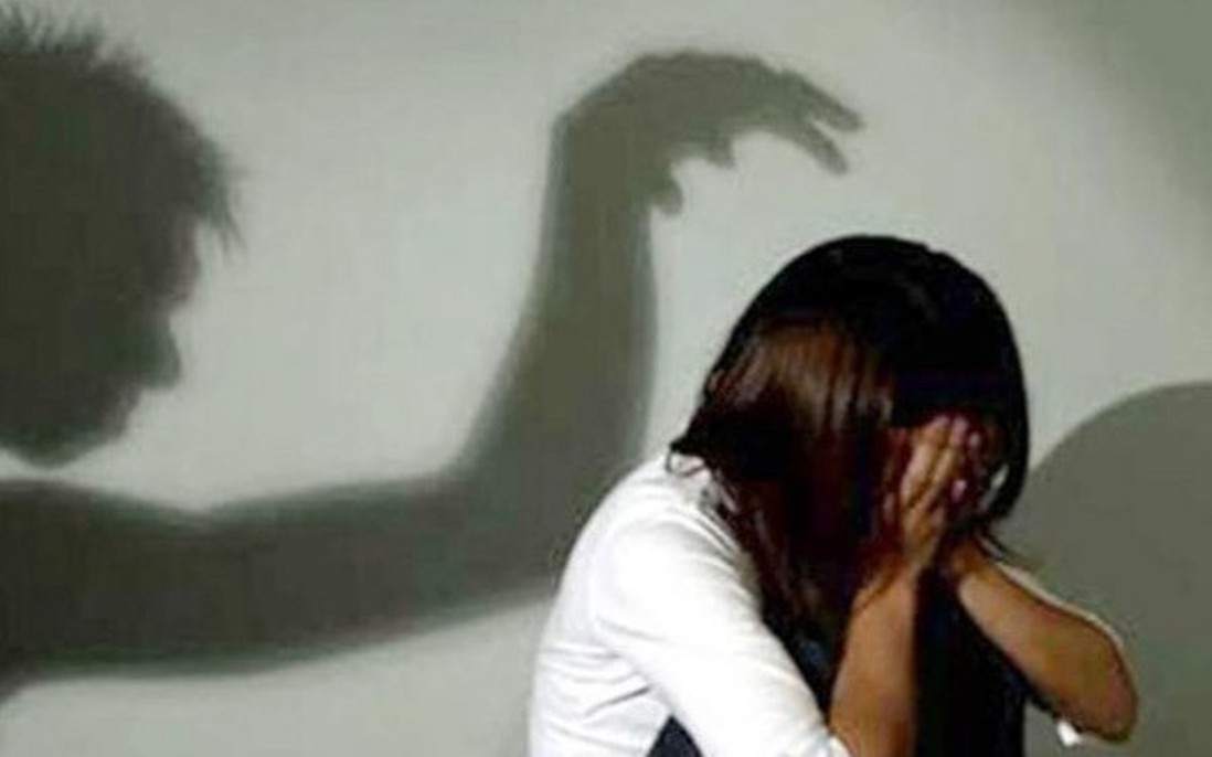 Khởi tố con trai người giữ trẻ vì xâm hại 2 bé gái