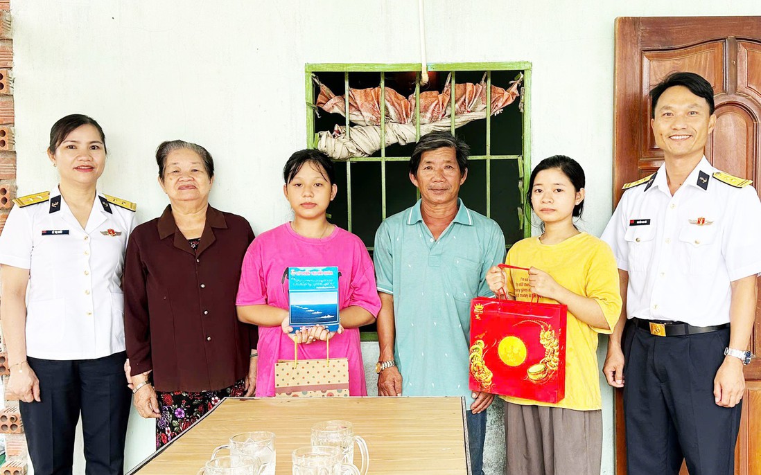 Lữ đoàn 162 mang Tết Trung thu đến với con đỡ đầu