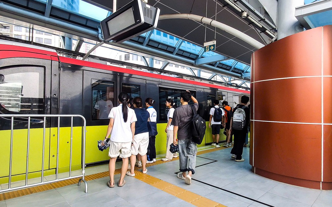 Hà Nội: Metro thành lựa chọn đi lại của nhiều người khi mưa ngập
