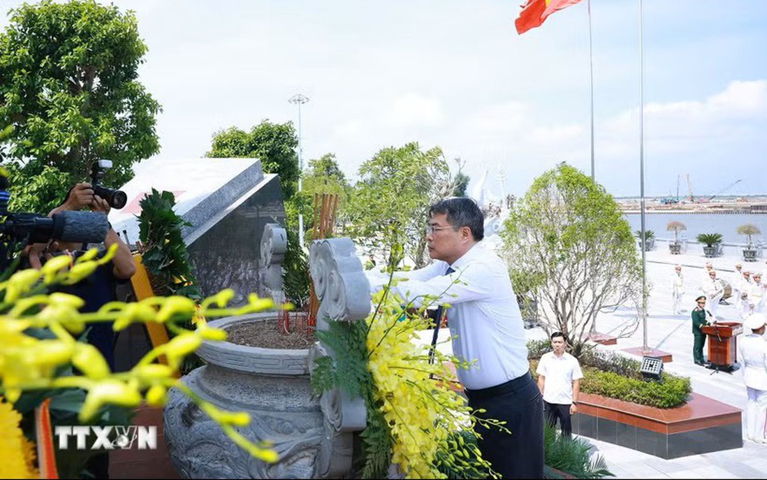 Thủ tướng Lê Minh Hưng dâng hương tại quần thể di tích Bến K15