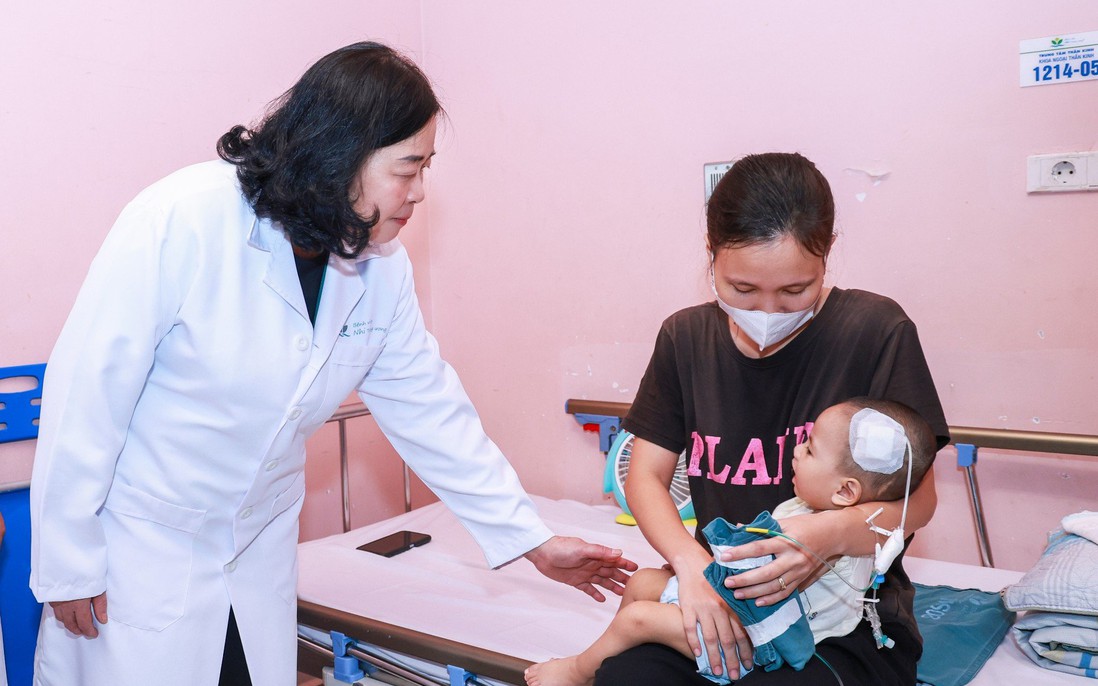 Chủ tịch Bùi Thị Minh Hoài thăm, tặng quà Trung thu cho các cháu thiếu nhi tại Bệnh viện Nhi Trung ương