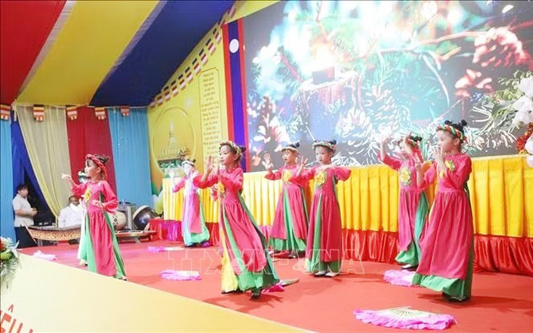 Bringing the Vietnamese Mid-Autumn Festival to the younger generation in Laos