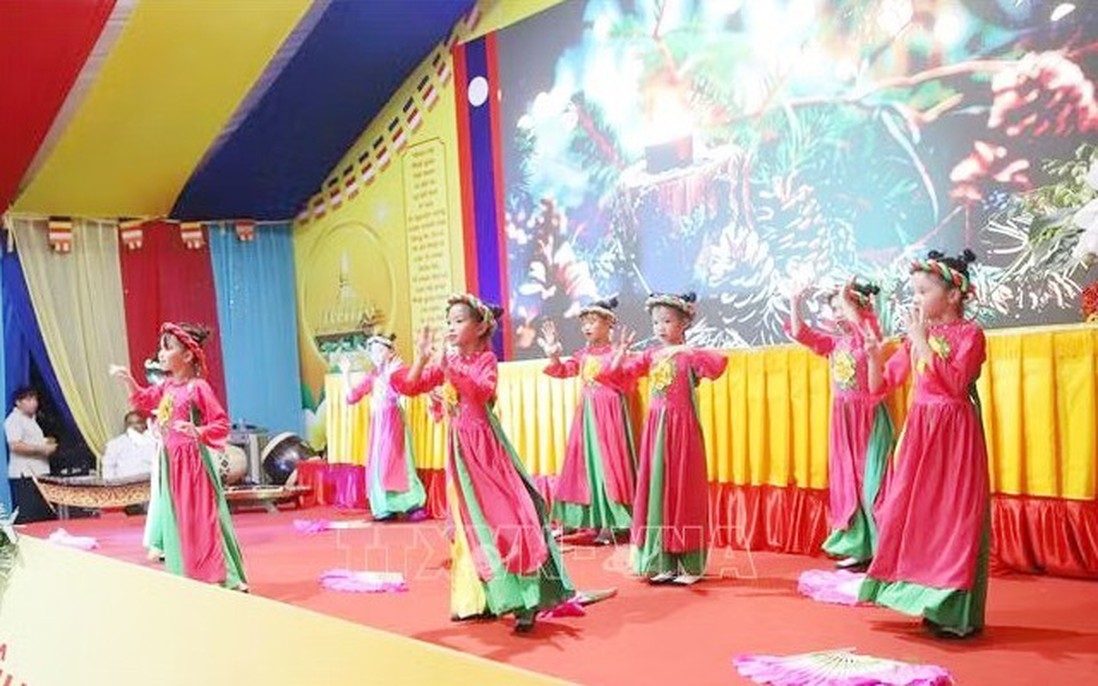 Mang Tết Trung thu đến thế hệ kiều bào trẻ tại Lào