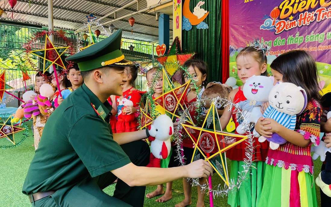 "Lồng đèn thắp sáng ước mơ" cho trẻ em ở biên giới Nà Hỳ