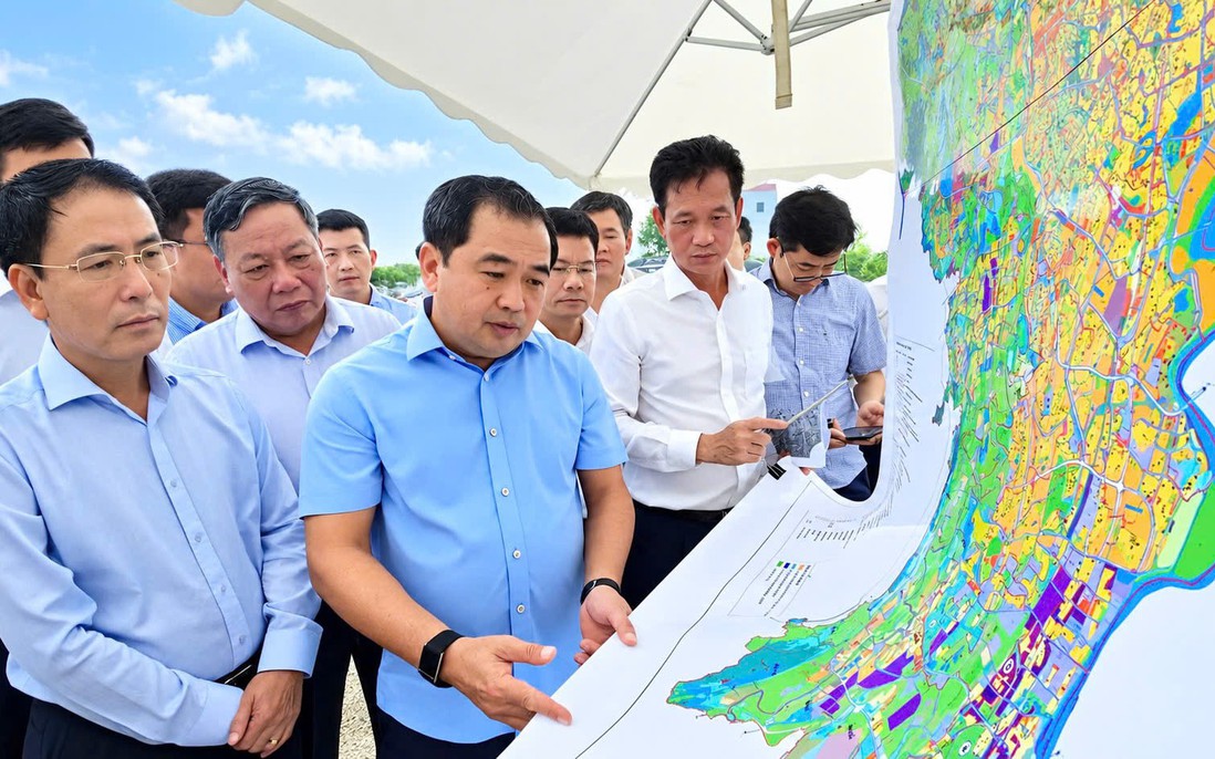 Bí thư Hà Nội: Đảng phải lãnh đạo toàn diện, cùng chính quyền giải quyết việc địa phương