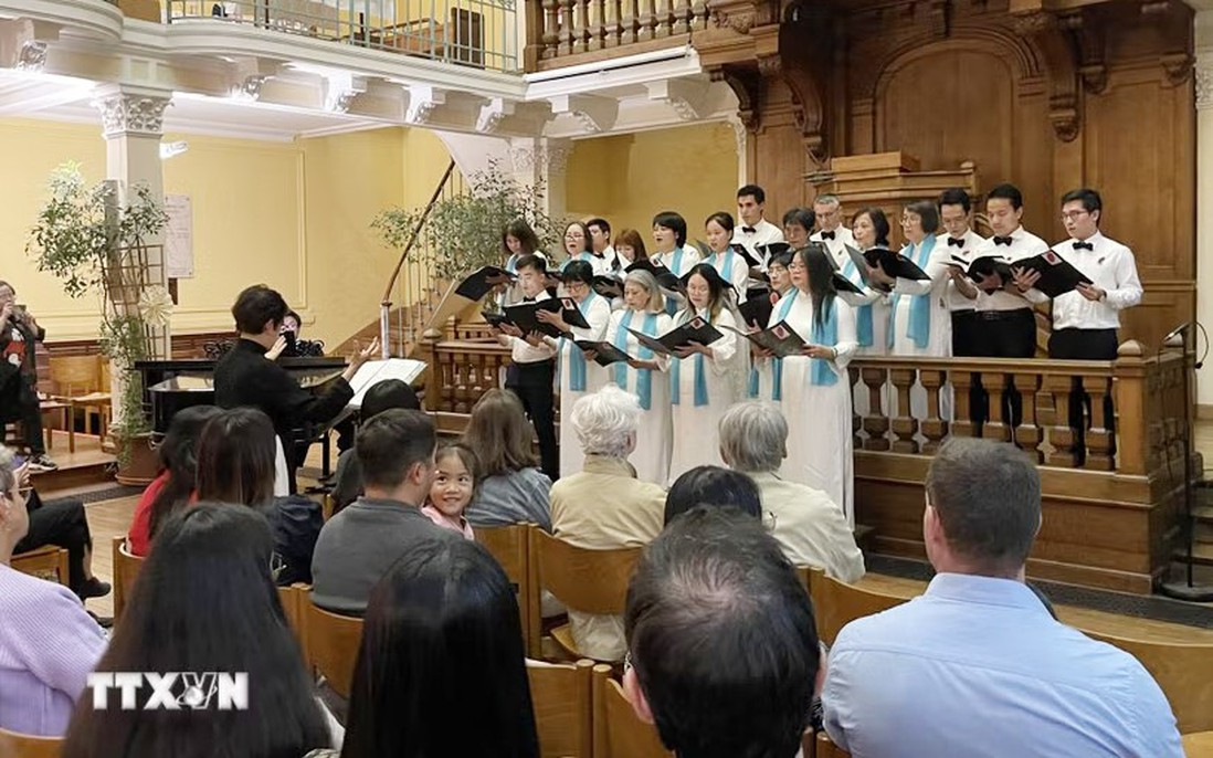 Paris concert raises funds to help Vietnamese farmers cope with floods