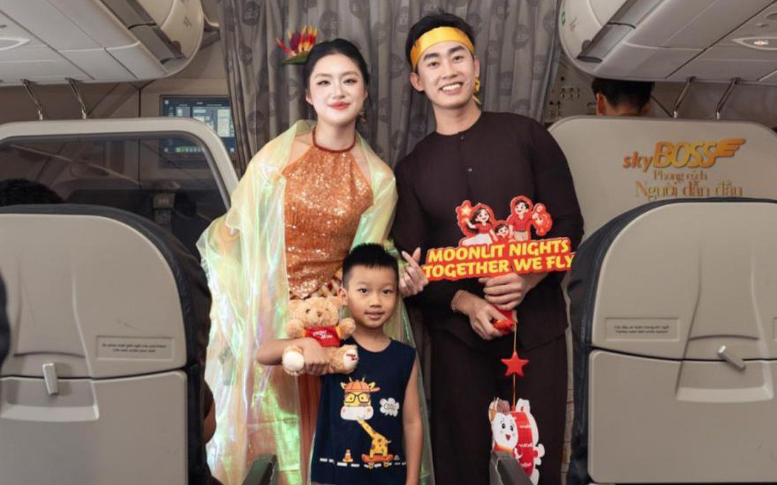 Vietjet đưa hành khách phá cỗ Trung thu ở độ cao 10.000 mét