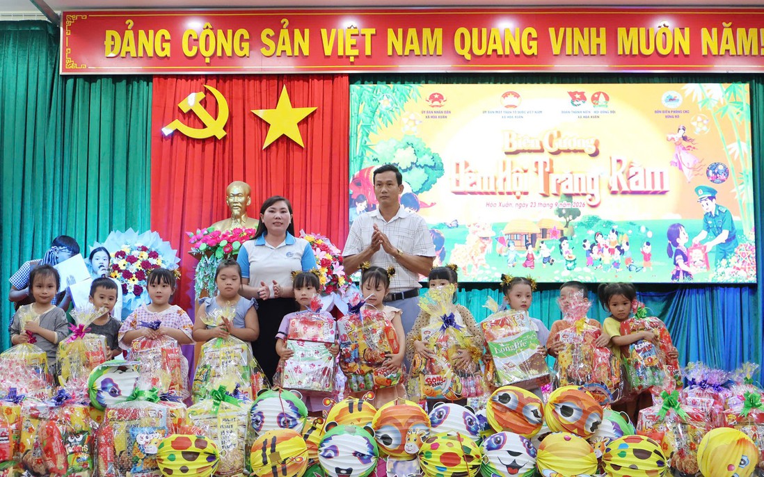 Đắk Lắk: Trao 500 suất quà trong chương trình "Biên cương - Đêm hội trăng rằm"