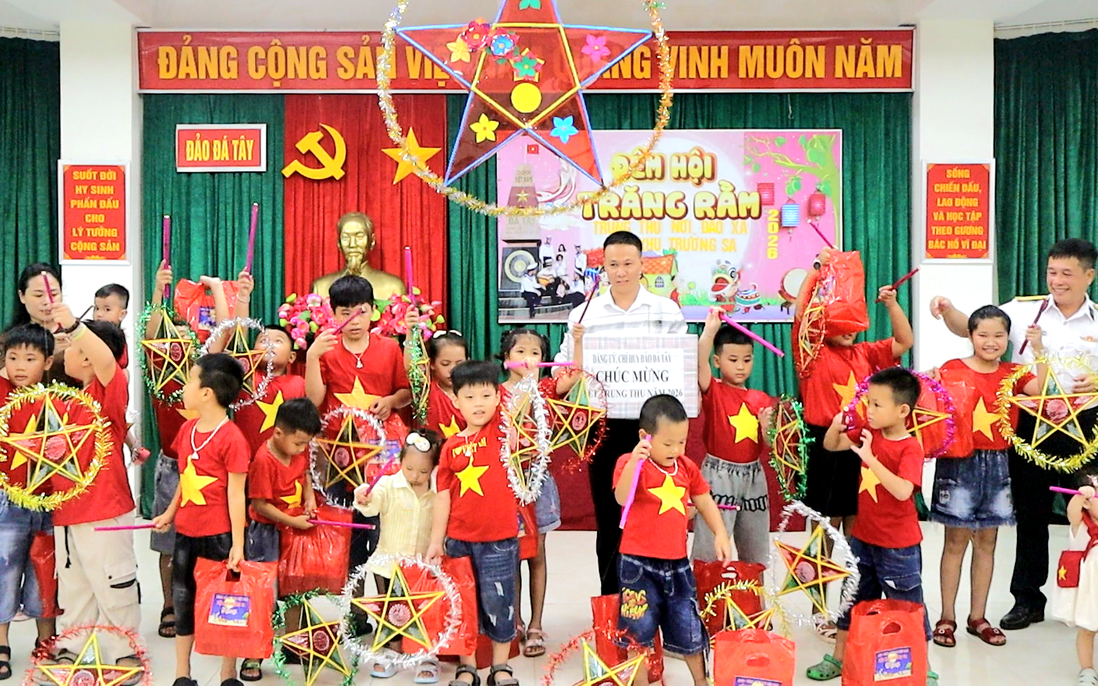 Mùa Trung thu ấm tình quân dân ở Đặc khu Trường Sa