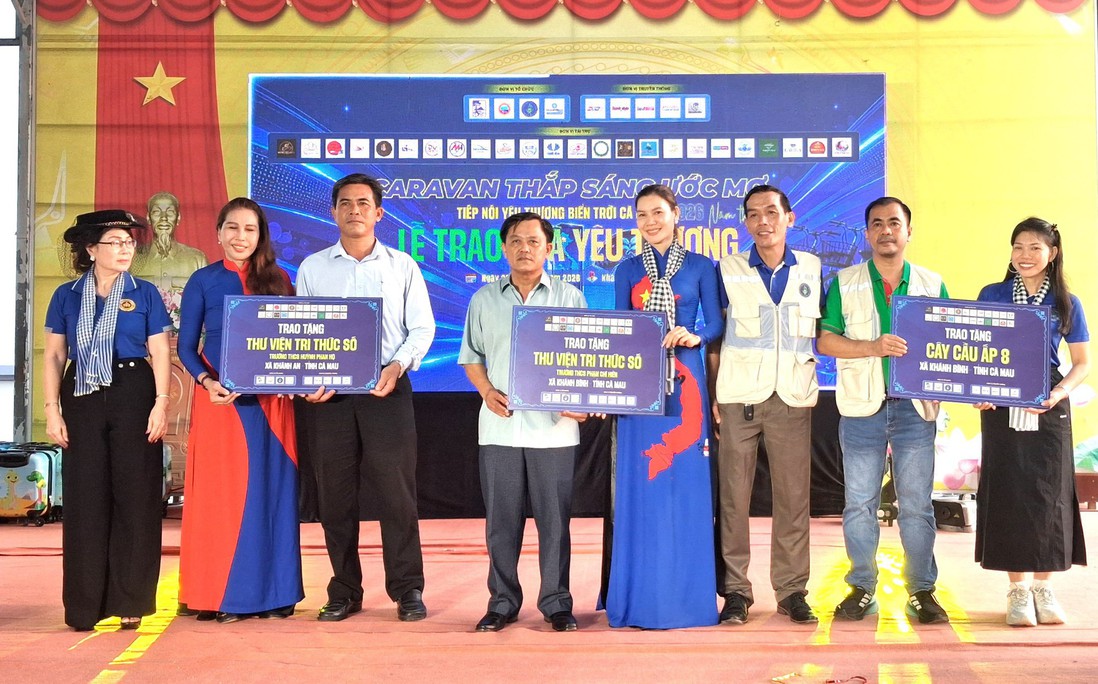 Cà Mau: Trao quà trị giá hơn 1,4 tỷ đồng cho học sinh và người có hoàn cảnh khó khăn