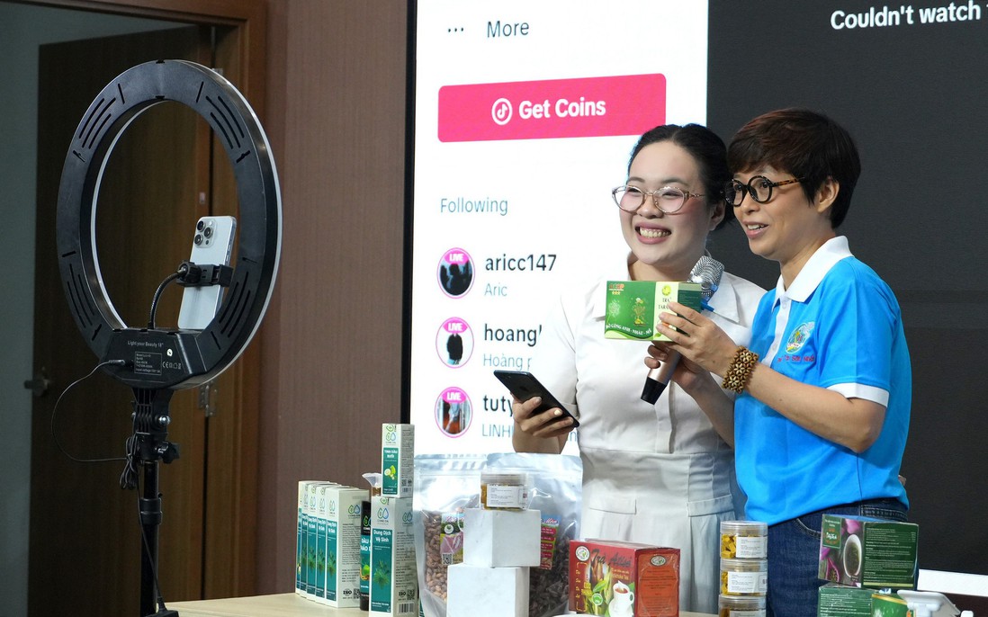 Phụ nữ phường Tân Sơn Nhất học bán hàng qua livestream