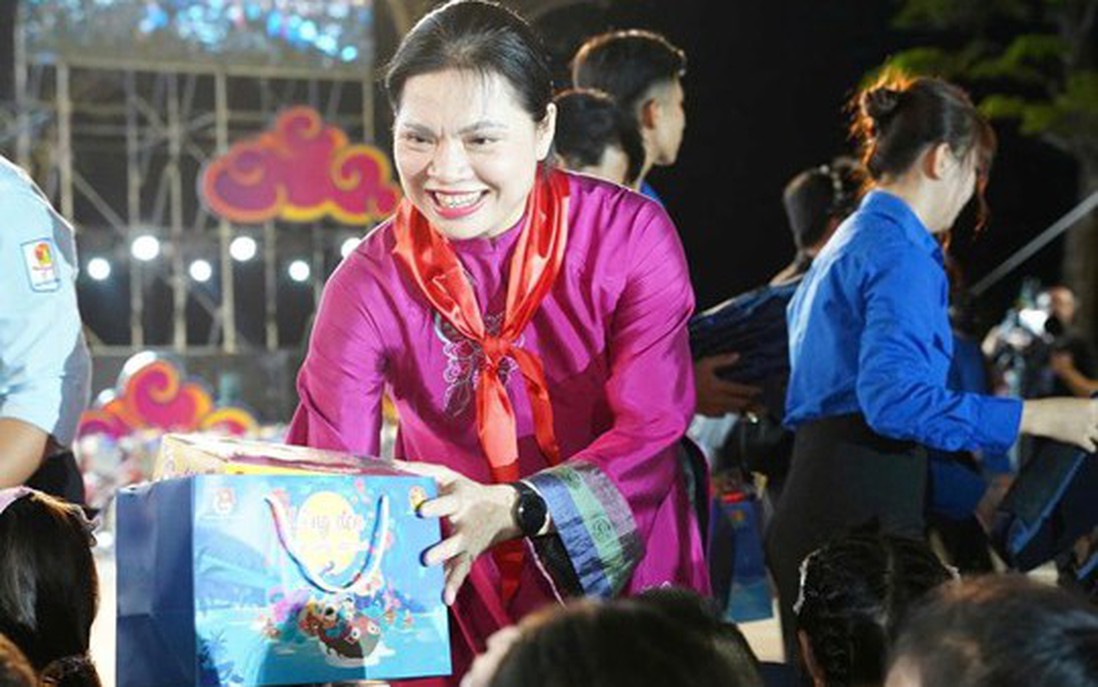 Phó Chủ tịch - Tổng Thư ký Hà Thị Nga tham dự Đêm hội trăng rằm "Lồng đèn thắp sáng ước mơ" tại Cần Thơ