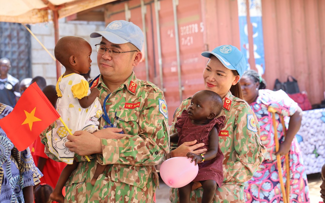 Người lính "mũ nồi xanh" gửi lại vòng tay ấm cho trẻ em ở Nam Sudan