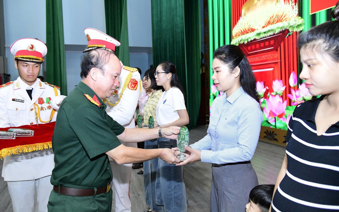 Gia đình là điểm tựa vững chắc của cán bộ, chiến sĩ làm nhiệm vụ quy tập hài cốt liệt sĩ 