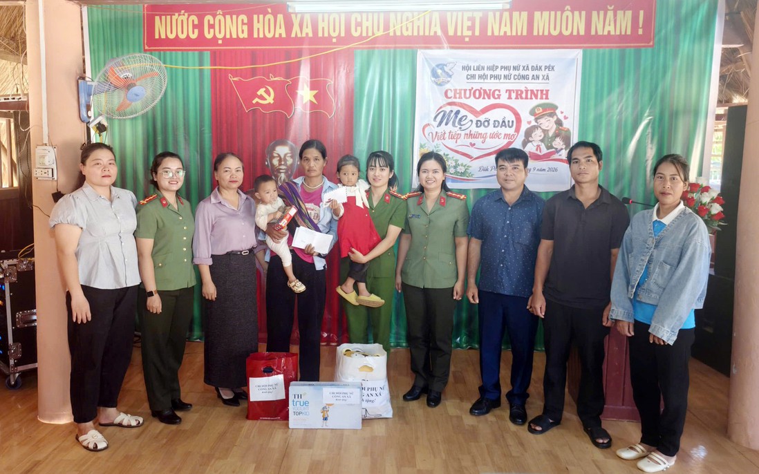Quảng Ngãi: "Mẹ đỡ đầu" tiếp sức 2 chị em mồ côi ở Đăk Pék