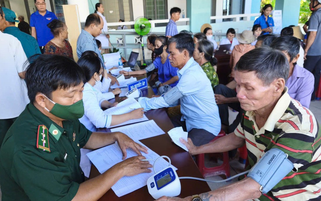 Chung tay chăm sóc sức khỏe cho hơn 700 người dân ở biên giới biển